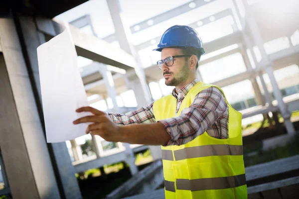 Imagen Del Ingeniero Obra Mirando Plan Construcción — Foto de Stock