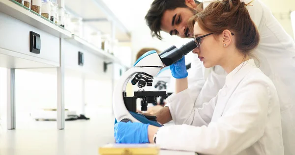 Junge Wissenschaftlerin Schaut Labor Durchs Mikroskop — Stockfoto