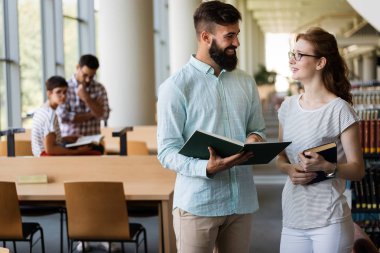 Kütüphanede okuyan Üniversite öğrenci grubu