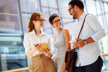 İş adamları iş yerinde eğleniyor ve sohbet ediyorlar.