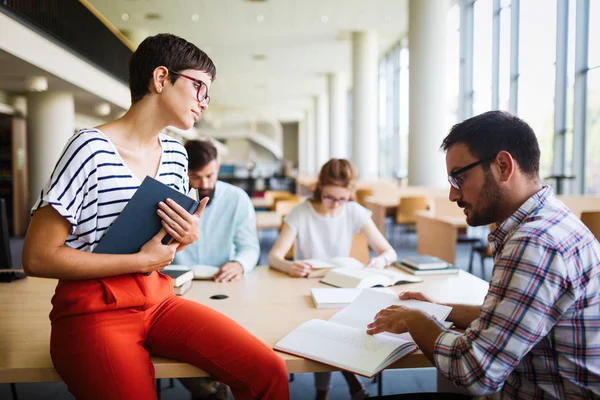 Jovens Estudantes Universitários Felizes Estudando Com Livros Biblioteca Grupo Pessoas — Fotografia de Stock