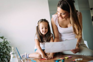 Mutlu aile eğleniyor evde vakit