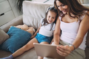 Mutlu aile eğleniyor evde vakit