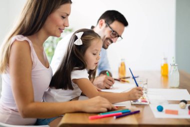Mutlu aile eğleniyor evde vakit