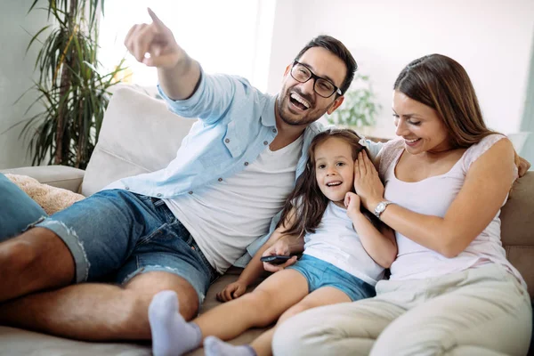 Família Feliz Divertindo Juntos Casa — Fotografia de Stock