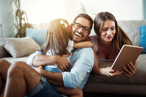 Счастливая Семья Весело Проводящая Время Дома — стоковое фото