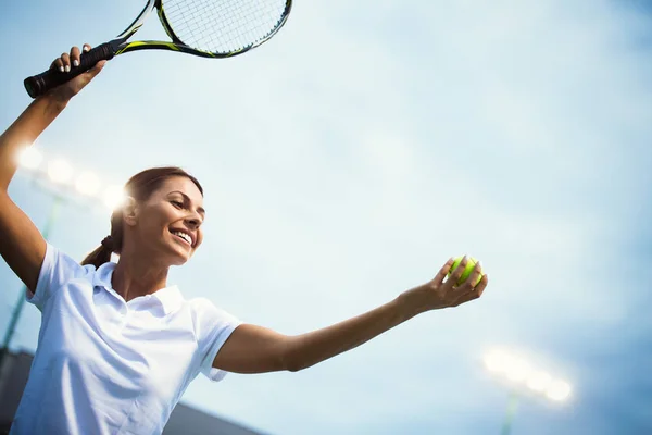 Kvinnliga Spelare Leende Medan Håller Racketen Tennismatch — Stockfoto