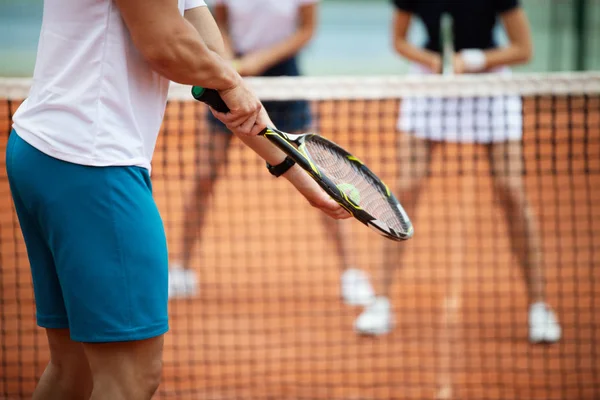 Glückliche Fitte Menschen Die Zusammen Tennis Spielen Sportkonzept — Stockfoto