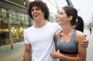 Genç mutlu çift eğitim kentsel çevre güneşli gün var