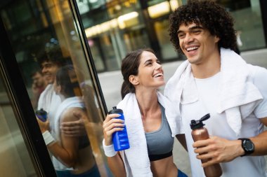 Güzel sportif çift çalışan ve şehirde koşu