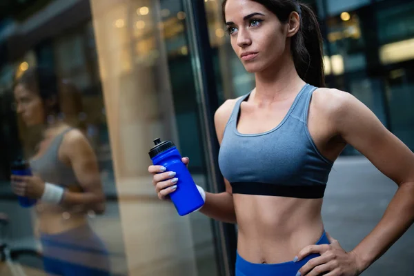 Gelukkig Jonge Aantrekkelijke Fitness Vrouw Buiten Stad — Stockfoto