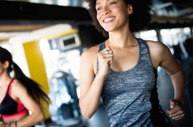 Spor salonunda çekici uygun kadın görüntüsünü kapatmak