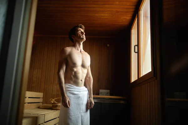 Saunada Sauna Banyosu Yapan Gülümseyen Adam — Stok fotoğraf