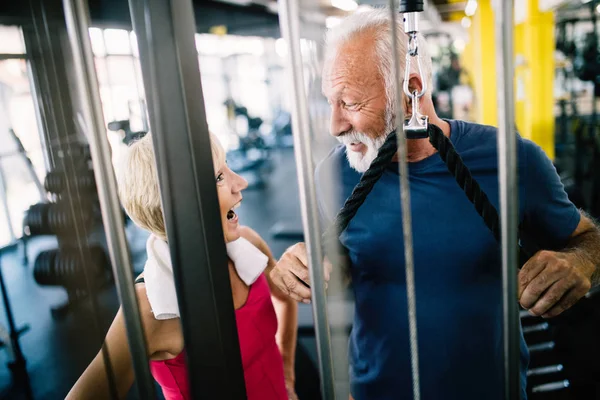 Gente Madura Feliz Haciendo Ejercicios Gimnasio Para Mantenerse Forma — Foto de Stock