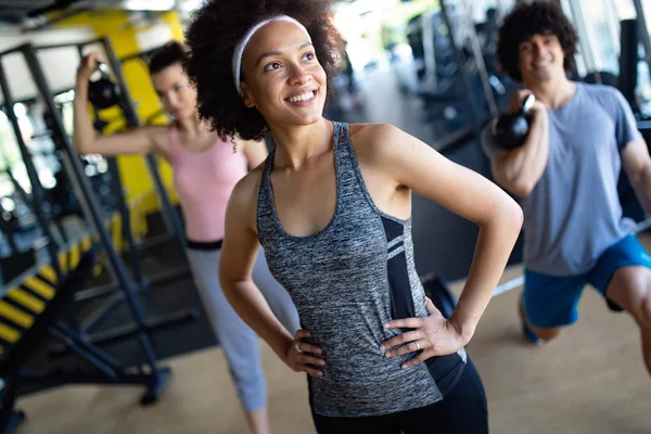 Grupp Sportiga Unga Människor Gymnastik Sal Utbildning — Stockfoto