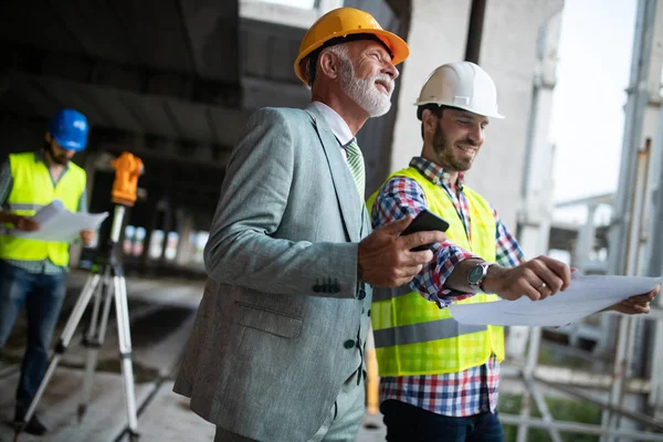 Grupp Byggingenjörer Som Arbetar Byggarbetsplats Och Ledning Byggarbetsplatsen — Stockfoto