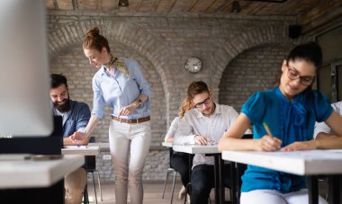 Sunum sırasında yazılım mühendisliği ve iş öğrenen başarılı mutlu öğrenci grubu