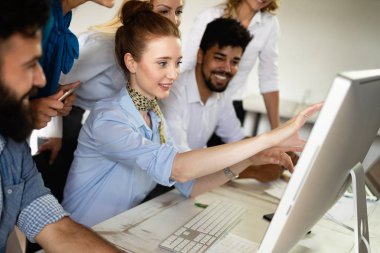 Sunum sırasında yazılım mühendisliği ve iş öğrenen başarılı mutlu öğrenci grubu