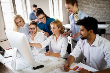 Girişim ekibi, modern ofis içi beyin fırtınası ve çalışan bilgisayar konularında görüştü