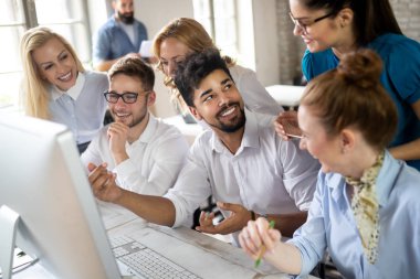 Girişim ekibi, modern ofis içi beyin fırtınası ve çalışan bilgisayar konularında görüştü