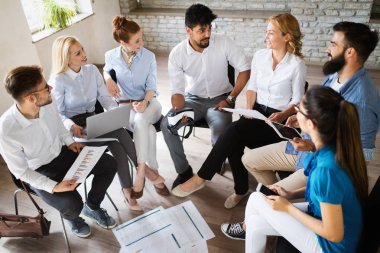 Sunum sırasında yazılım mühendisliği ve iş öğrenen başarılı mutlu öğrenci grubu