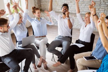 Başarılı iş ekibi ofiste iyi bir işi kutluyor.