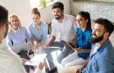 Modern ofisteki mutlu yaratıcı takım. İş, girişim, tasarım, insanlar ve takım çalışması kavramı