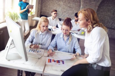 Ofisteki iş projesinde çalışan yaratıcı genç iş adamları