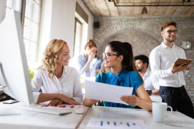 Bir grup genç iş adamı ve tasarımcı. Yeni proje üzerinde çalışıyorlar. Başlangıç konsepti..