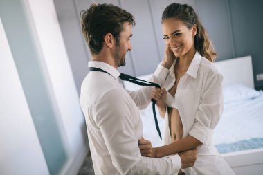 Yatak odasında partneri olan çekici seksi bir kadın.