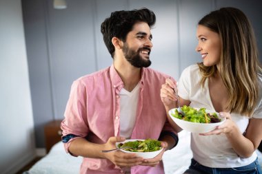 Mutlu çift evde salata yemek