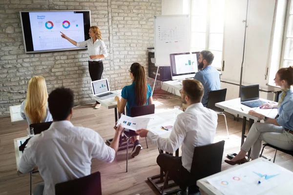 Gruppo Felice Successo Studenti Che Imparano Ingegneria Del Software Business — Foto Stock