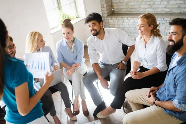 Lyckad Glad Grupp Studenter Som Lär Sig Programvaruteknik Och Business — Stockfoto