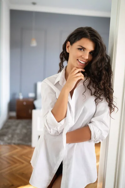 Donna Molto Sensuale Posa Sexy Con Lunghi Capelli Naturali Camicia — Foto Stock