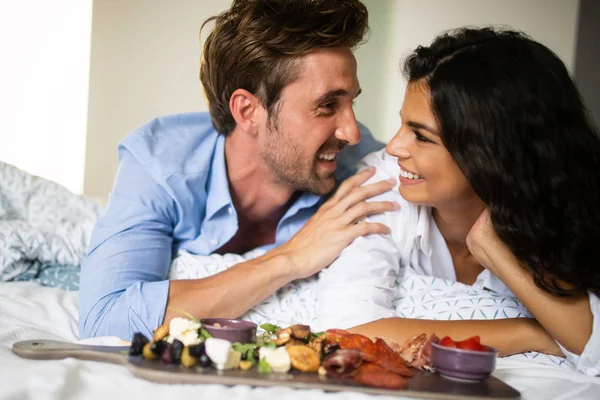 Junges Ehepaar Frühstückt Bett — Stockfoto