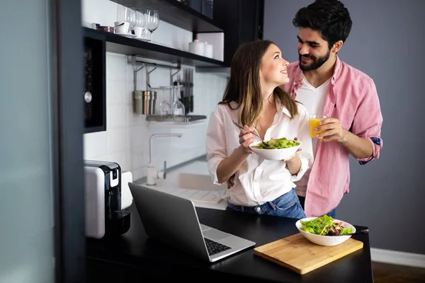 Glückliches Paar Mit Laptop Beim Frühstück Der Modernen Küche — Stockfoto