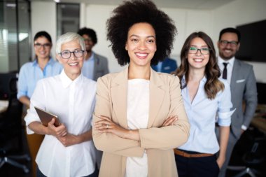 Başarılı şirket modern ofis mutlu işçiler ile