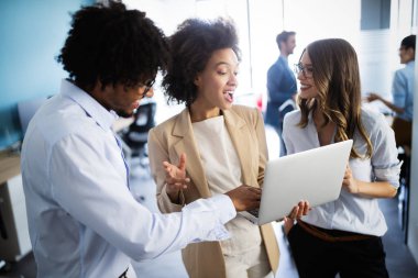 Modern bilişim şirketinde işbirliği yapan programcılar uygulama geliştiriyor