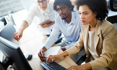 Ofisteki insanlardan oluşan başarılı bir iş grubu.