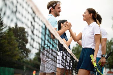 Mutlu birlikte tenis oynayan kişiye kadar uygun. Spor kavramı