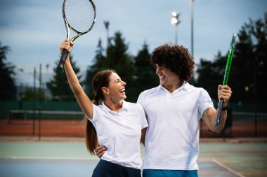 Mutlu birlikte tenis oynayan kişiye kadar uygun. Spor kavramı