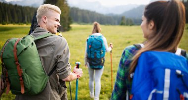 Genç arkadaşlar bir ülke yolda. Grup mutlu insan kırsal hiking