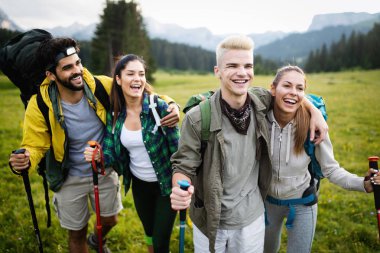 Genç arkadaşlar bir ülke yolda. Grup mutlu insan kırsal hiking