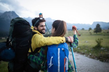Mutlu çift onların yürüyüş gezisi eğleniyor portresi