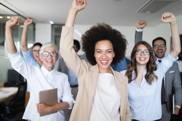 Equipo Negocios Que Celebra Buen Trabajo Oficina Moderna —  Fotos de Stock