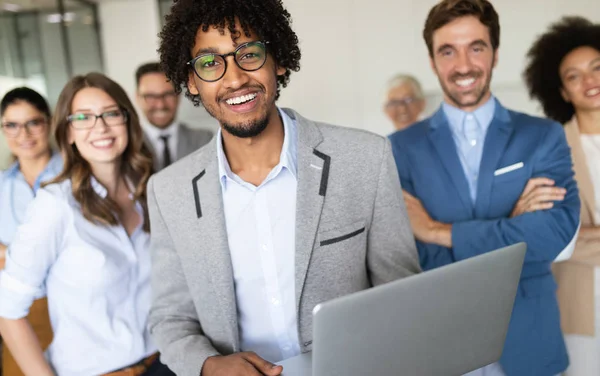 Felici Uomini Affari Che Lavorano Fanno Brainstorming Ufficio — Foto Stock