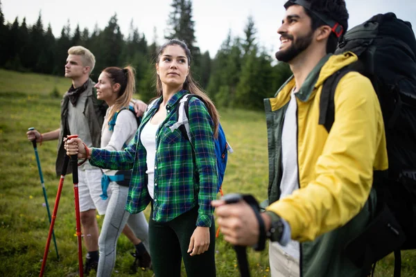 Jonge Vrienden Een Land Lopen Groep Van Gelukkige Mensen Wandelen — Stockfoto