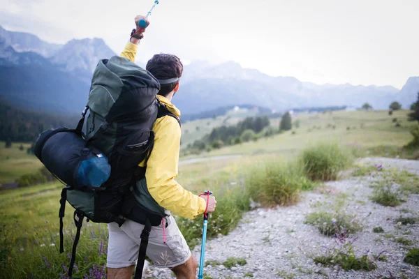 Attraente Escursionista Con Grande Zaino Viaggiante Che Sale Sulla Montagna — Foto Stock