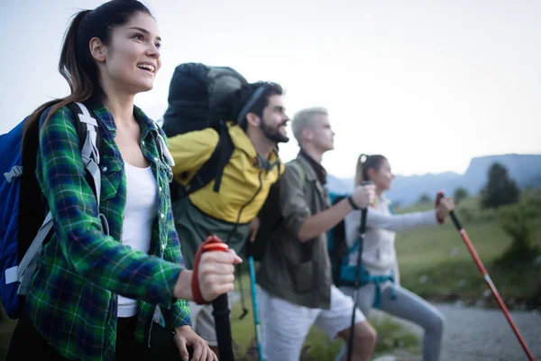 Jonge Vrienden Een Land Lopen Groep Van Gelukkige Mensen Wandelen — Stockfoto