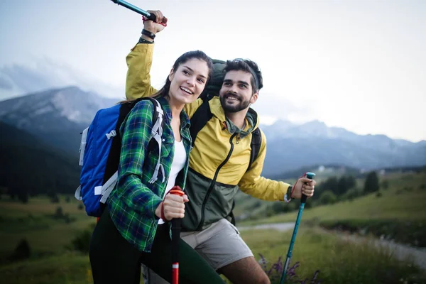 彼らのハイキング旅行で楽しんで幸せなカップルの肖像画 — ストック写真